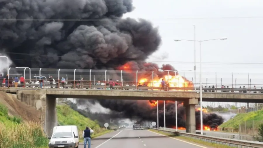 Un camión cisterna se incendió en plena Autovía 14 Un camión cisterna se incendió en plena Autovía 14