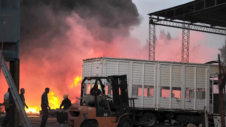 El incendio en el Parque Industrial de Gualeguaychú demandó una ardua labor de cuatro dotaciones de los Bomberos Voluntarios. El incendio en el Parque Industrial de Gualeguaychú demandó una ardua labor de cuatro dotaciones de los Bomberos Voluntarios.