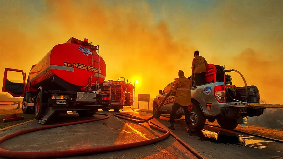 Bomberos y brigadista del Plan de Manejo del Fuego de Entre Ríos colaboran para sofocar el fuego a la vera de la RN 168 en Santa Fe. Hoy fueron convocados los Bomberos Zapadores de la Policía, para continuar con esa tarea. Bomberos y brigadista del Plan de Manejo del Fuego de Entre Ríos colaboran para sofocar el fuego a la vera de la RN 168 en Santa Fe. Hoy fueron convocados los Bomberos Zapadores de la Policía, para continuar con esa tarea.