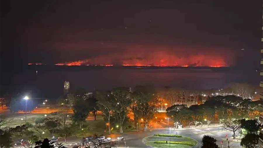 Imagen de archivo de los incendios en el Delta del Paraná vista desde Rosario. Los delitos pueden ser por las quemas en sí o por la contaminación ambiental.
