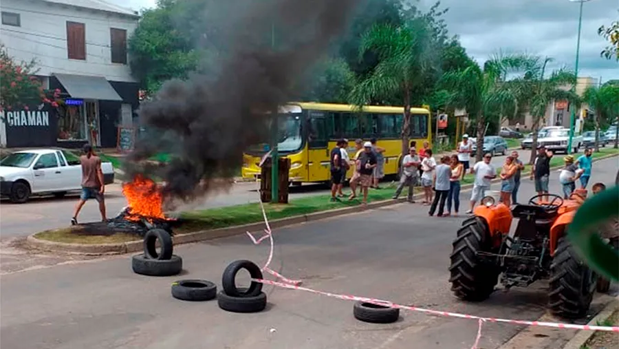 Cansados de la inseguridad, los vecinos protestaron en Gualeguaychú y cortaron un importante bulevar en la mañana de ayer. Cansados de la inseguridad, los vecinos protestaron en Gualeguaychú y cortaron un importante bulevar en la mañana de ayer.