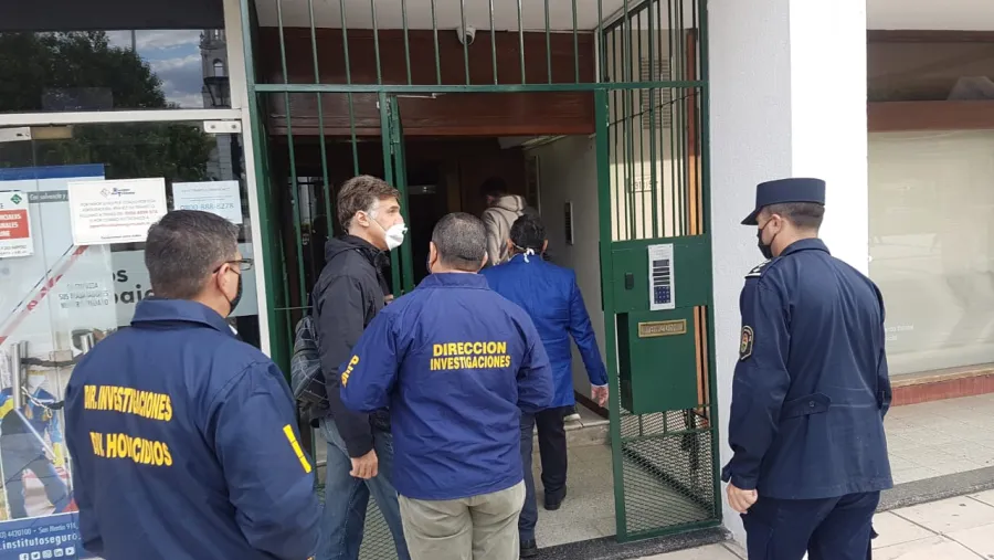 Fiscales y policías trabajaron desde temprano en el lugar Fiscales y policías trabajaron desde temprano en el lugar