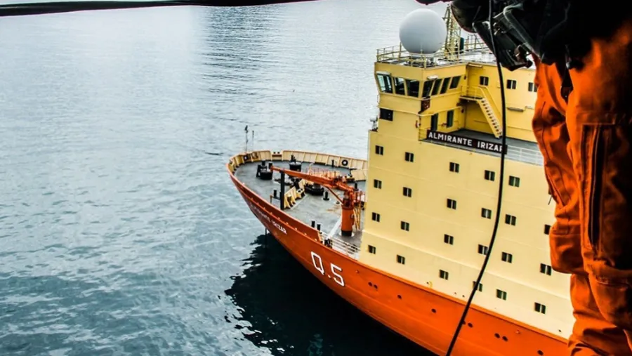 El Rompehielos Almirante Irízar necesitó 170 viajes en helicóptero para abastecer la Base Belgrano II. El Rompehielos Almirante Irízar necesitó 170 viajes en helicóptero para abastecer la Base Belgrano II.
