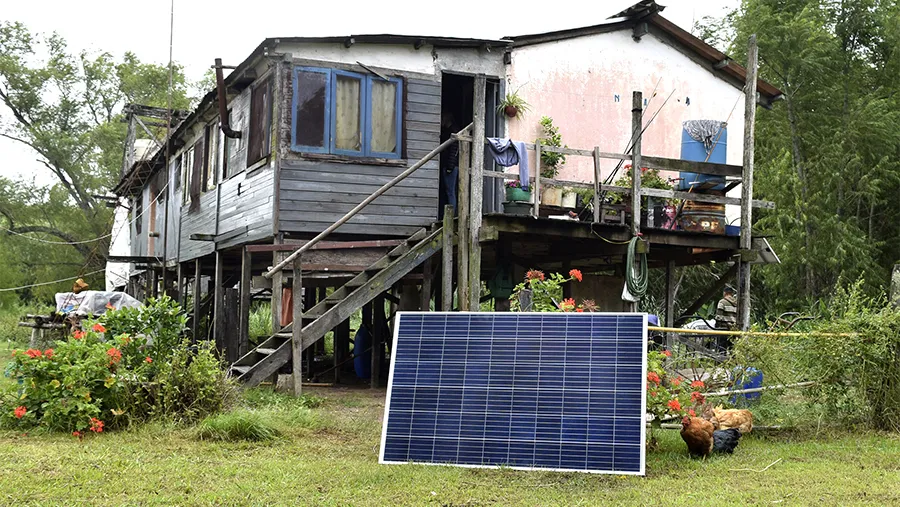 La empresa de Energía además de instalar los equipos, capacita a las familias sobre el correcto uso de los electrodomésticos con energías renovables. La empresa de Energía además de instalar los equipos, capacita a las familias sobre el correcto uso de los electrodomésticos con energías renovables.