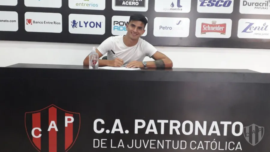 Tras superar un tumor cerebral, Ivo Quiroz firmó su primer contrato en Patronato Ivo Quiroz firmó su primer contrato en Patronato tras superar un tumor cerebral