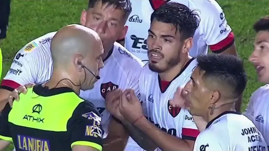 Con un video de los errores arbitrales, Patronato pedirá repetir el partido ante Barracas Con un video de los errores arbitrales, Patronato pedirá repetir el partido ante Barracas
