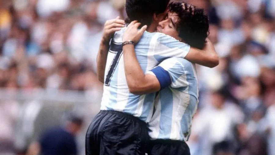 Jorge Burruchaga y Diego Maradona Burruchaga: "Se nos va un compañero, un amigo, un líder y el mejor jugador del mundo"