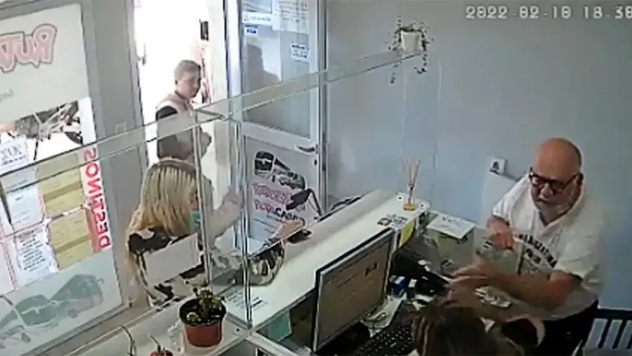 Captura de video. Penoso incidente: el dirigente kirchnerista José Schulman, golpeó a una empleada en Santa Clara porque no venía un colectivo. Captura de video. Penoso incidente: el dirigente kirchnerista José Schulman, golpeó a una empleada en Santa Clara porque no venía un colectivo.