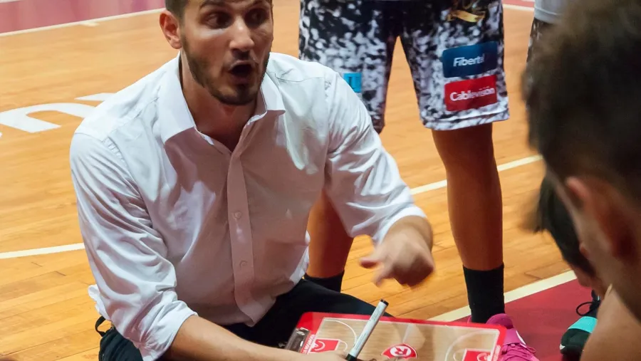 El DT de Rocamora contó que buscará “armar el grupo humano” en la pretemporada El DT de Rocamora contó que buscará “armar el grupo humano” en la pretemporada