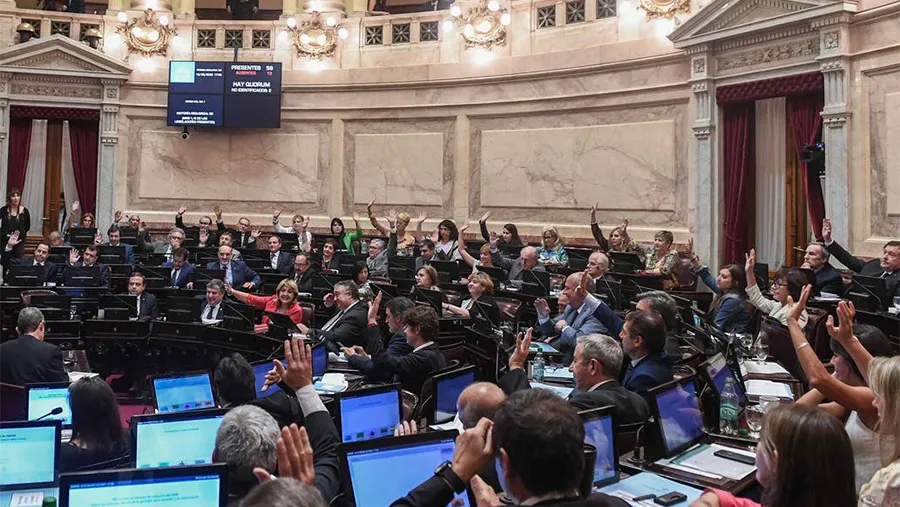 El jueves se sancionó la ley que cambió el régimen jubilatorio en el Senado, con 41 votos a favor y 21 en contra. El jueves se sancionó la ley que cambió el régimen jubilatorio en el Senado, con 41 votos a favor y 21 en contra.