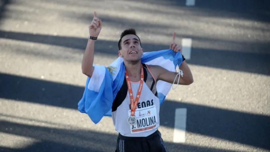 Julián Molina El paranaense Julián Molina elabora mascarillas y barbijos para hospitales y policías