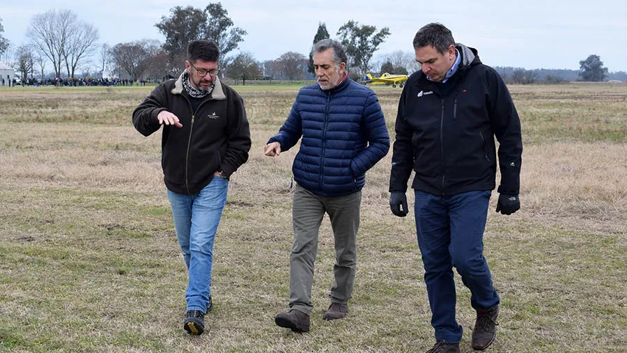 “El amparo está vigente, le guste o no a Rodríguez Signes” que “en vez de defender a los fumigados, defiende a los fumigadores”, reprocharon desde el colectivo Basta es Basta. “El amparo está vigente, le guste o no a Rodríguez Signes” que “en vez de defender a los fumigados, defiende a los fumigadores”, reprocharon desde el colectivo Basta es Basta.