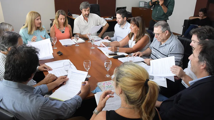 Funcionarios de los tres Poderes consensuaron políticas comunicacionales para concientizar sobre el Juicio por Jurado en los 17 Departamentos de la provincia. Funcionarios de los tres Poderes consensuaron políticas comunicacionales para concientizar sobre el Juicio por Jurado en los 17 Departamentos de la provincia.