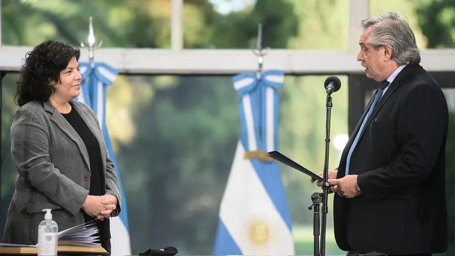 El Presidente Alberto Fernández tomó juramento a la nueva ministra de Salud Carla Vizzotti en una ceremonia cerrada. El Presidente Alberto Fernández tomó juramento a la nueva ministra de Salud Carla Vizzotti en una ceremonia cerrada.