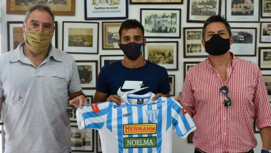Rodrigo Giménez y Valentín Corbalán firmaron su primer contrato en Juventud Unida Rodrigo Giménez y Valentín Corbalán firmaron su primer contrato en Juventud Unida