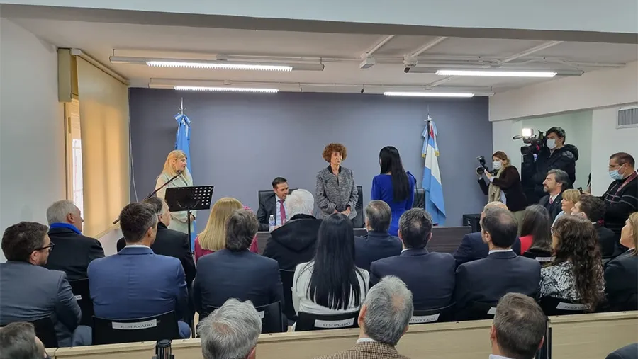 La presidenta de la Cámara Federal de Apelaciones de Paraná, Beatriz Aranguren toma juramento a Analía Ramponi como jueza del Juzgado Federal de Concordia. La presidenta de la Cámara Federal de Apelaciones de Paraná, Beatriz Aranguren toma juramento a Analía Ramponi como jueza del Juzgado Federal de Concordia.
