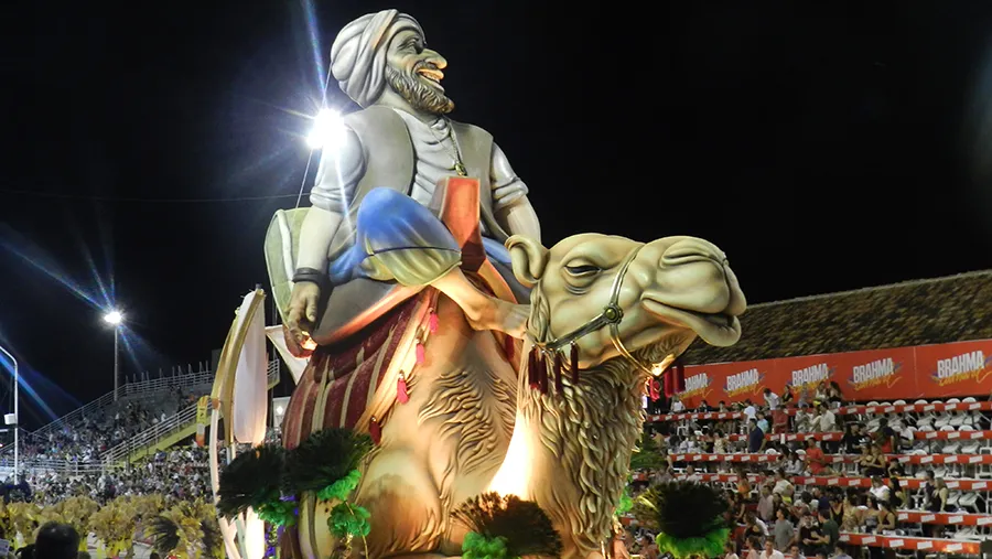 Kamarr (Centro Cultural Sirio Libanés) será la encargada de abrir la quinta noche en el Corsódromo “José Luis Gestro”. Kamarr (Centro Cultural Sirio Libanés) será la encargada de abrir la quinta noche en el Corsódromo “José Luis Gestro”.