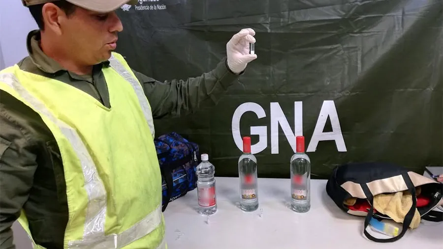 Los gendarmes confirmaron que en el interior de las botellas había Ketamina, una sustancia que puede conducir a un deterioro cognitivo y atenta contra el sistema nervioso. Los gendarmes confirmaron que en el interior de las botellas había Ketamina, una sustancia que puede conducir a un deterioro cognitivo y atenta contra el sistema nervioso.