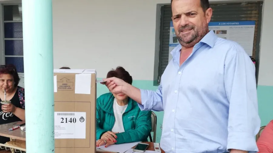 Sergio Kneeteman votando Sergio Kneeteman votando