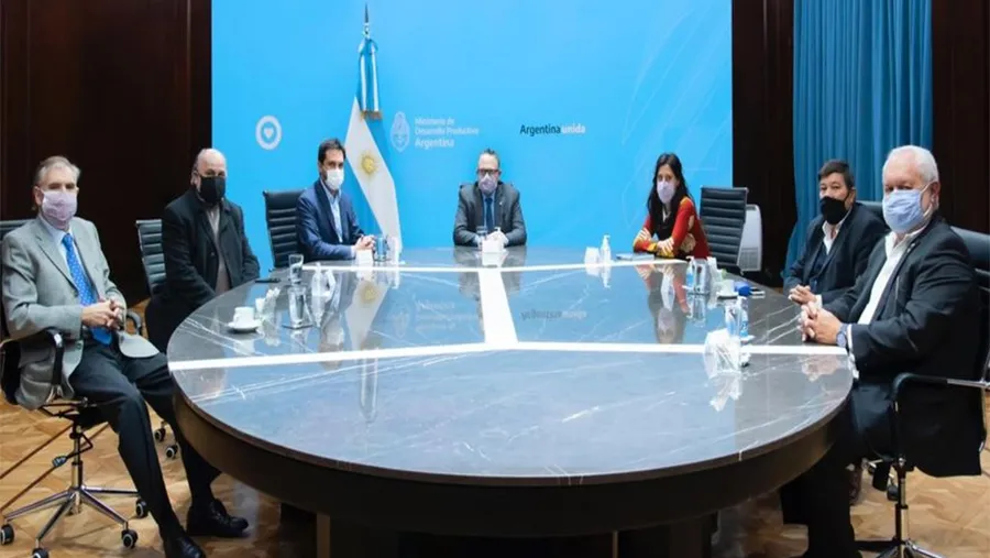 El ministro Matías Kulfas (en el centro) en la reunión con los referentes del Consejo Agroindustrial Argentino. El ministro Matías Kulfas (en el centro) en la reunión con los referentes del Consejo Agroindustrial Argentino.