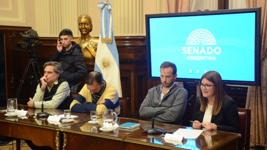 Kunath junto a sobrevivientes de ASI Kunath junto a sobrevivientes de ASI