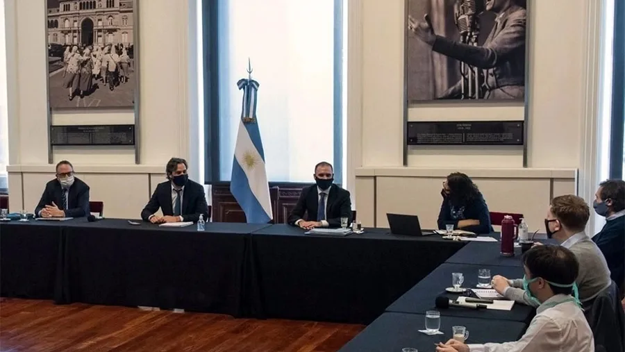 Reunión del Gabinete Económico en la cual se definió la prórroga de la doble indemnización y la prohibición de despidos. Reunión del Gabinete Económico en la cual se definió la prórroga de la doble indemnización y la prohibición de despidos.