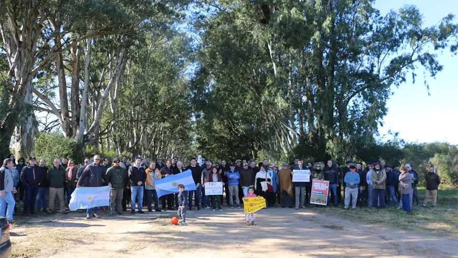 Los vecinos y productores vinculados con el campo, junto a políticos de la oposición, se manifestaron hoy en la Reserva Natural Las Piedras de Gualeguaychú, para repudiar la construcción de viviendas en ese predio. Los vecinos y productores vinculados con el campo, junto a políticos de la oposición, se manifestaron hoy en la Reserva Natural Las Piedras de Gualeguaychú, para repudiar la construcción de viviendas en ese predio.