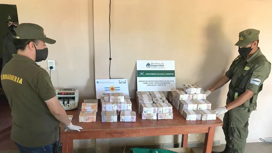 El Juzgado Federal de Santa Fe dispuso dejar el dinero en resguardo del Banco de la Nación Argentina hasta que presenten documentación. El Juzgado Federal de Santa Fe dispuso dejar el dinero en resguardo del Banco de la Nación Argentina hasta que presenten documentación.