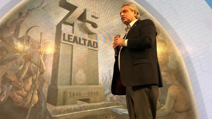 Alberto Fernández: “Un 17 de octubre la historia cambió para siempre. Este fue el día en el que el pueblo entendió que alguien se preocupaba por ellos.” Alberto Fernández: “Un 17 de octubre la historia cambió para siempre. Este fue el día en el que el pueblo entendió que alguien se preocupaba por ellos.”