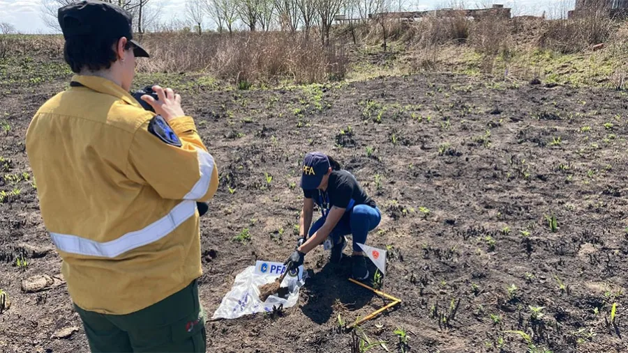 La Policía científica toma muestras para analizar posibles rastros de combustibles en la zona de incendios en el Delta. La Policía científica toma muestras para analizar posibles rastros de combustibles en la zona de incendios en el Delta.