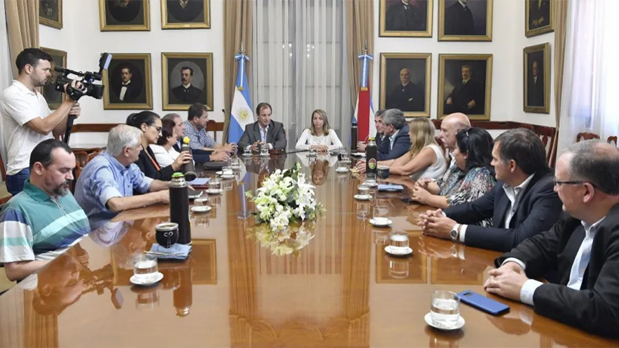 Legisladoras y legisladores del Frente Justicialista Creer Entre Ríos destacaron la decisión del gobernador Gustavo Bordet de no prorrogar la Ley de Emergencia en la provincia. Legisladoras y legisladores del Frente Justicialista Creer Entre Ríos destacaron la decisión del gobernador Gustavo Bordet de no prorrogar la Ley de Emergencia en la provincia.