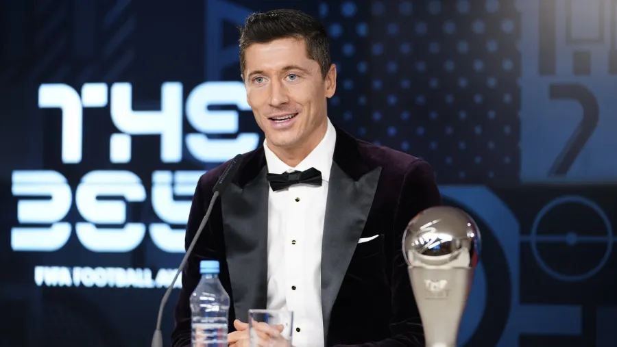 Robert Lewandowski Messi resignó el premio FIFA The Best en manos de Lewandowski, primer polaco en ganarlo