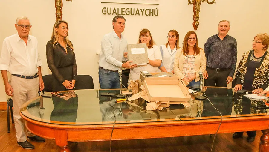 La apertura de sobre se realizó en el salón del Concejo Deliberante de la Municipalidad de Gualeguaychú. La apertura de sobre se realizó en el salón del Concejo Deliberante de la Municipalidad de Gualeguaychú.