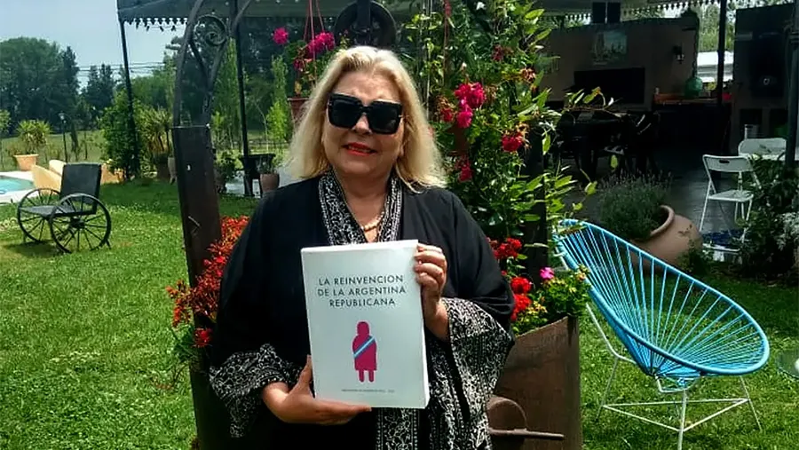 Carrió aprovechó sus mensajes para compartir su nuevo libro. Carrió aprovechó sus mensajes para compartir su nuevo libro.