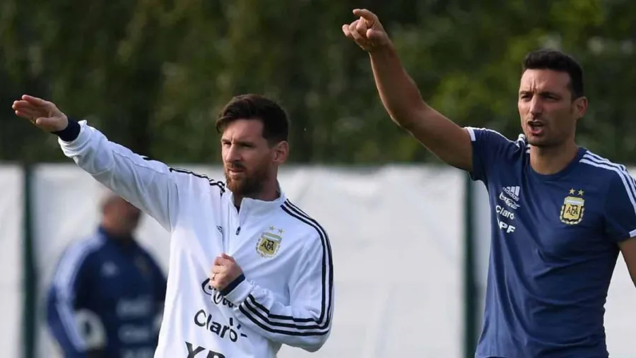 Lionel Scaloni “La idea es que Messi tenga dos jugadores por delante”, adelantó Scaloni
