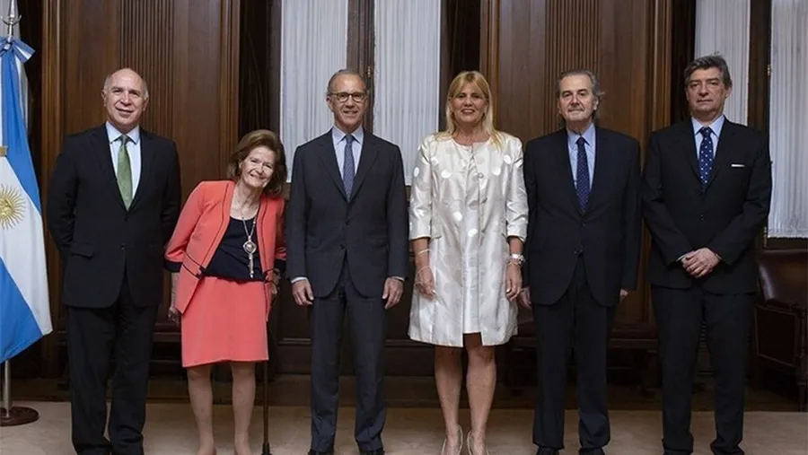 La ministra de Justicia de la Nación, Marcela Losardo, rodeada por los ministros de la Corte Suprema. La ministra de Justicia de la Nación, Marcela Losardo, rodeada por los ministros de la Corte Suprema.