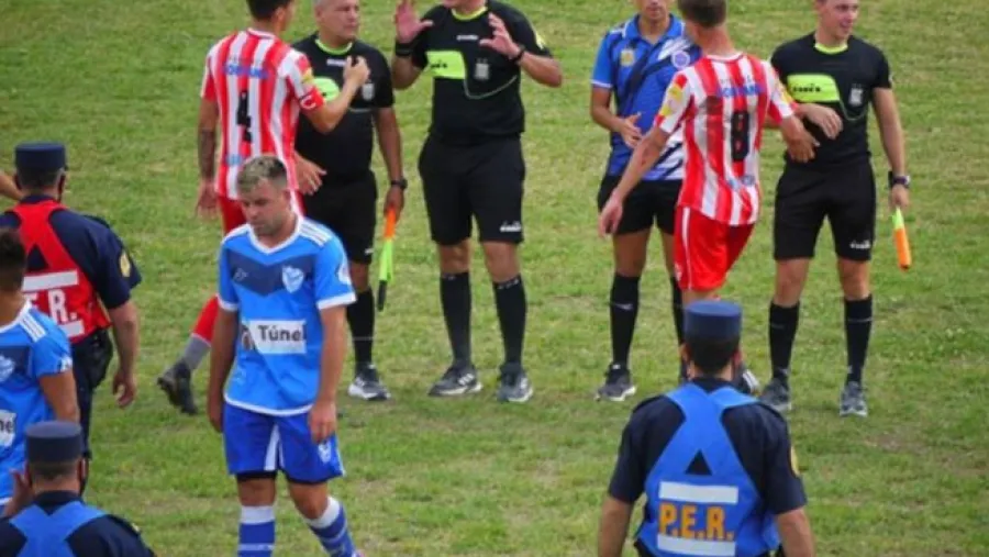 Fútbol: Sportivo Urquiza empató y por ahora no hay nada definido en la Liga Paranaense Fútbol: Sportivo Urquiza empató y por ahora no hay nada definido en la Liga Paranaense