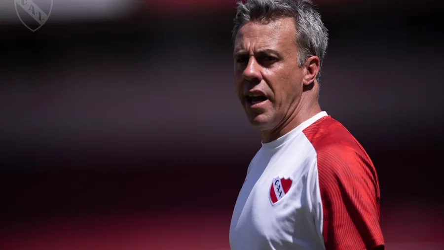 Lucas Pusineri Fútbol: Lucas Pusineri dejó de ser DT de Independiente y no dirigirá el sábado ante River