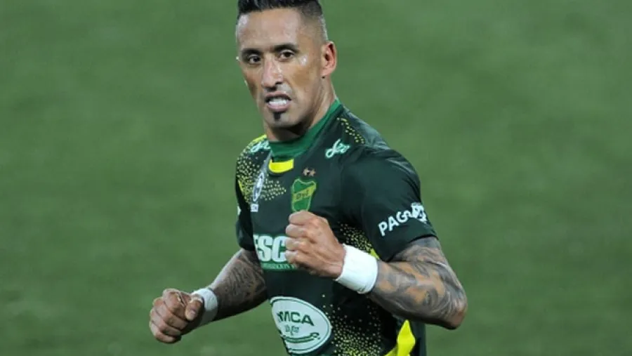 Patronato tiene avanzadas las negociaciones con el experimentado delantero Lucas Barrios Patronato tiene avanzadas las negociaciones con el experimentado delantero Lucas Barrios