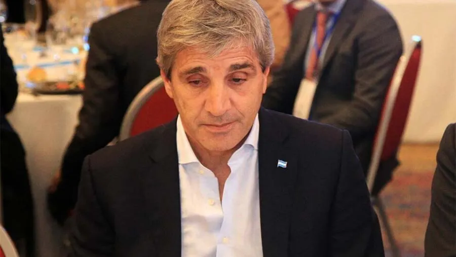 El ministro de Economía, Luis Caputo, con doble moral: quiere los dólares ahorrados por los argentinos, pero los suyos depositados en el extranjero no los aporta. El ministro de Economía, Luis Caputo, con doble moral: quiere los dólares ahorrados por los argentinos, pero los suyos depositados en el extranjero no los aporta.