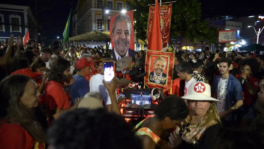 Lula superó a Bolsonaro por 4 puntos y habrá segunda vuelta. Lula superó a Bolsonaro por 4 puntos y habrá segunda vuelta.