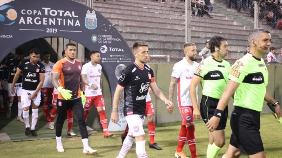 Copa Argentina: a pesar del esfuerzo del paranaense Arce, Argentinos eliminó a San Martín Copa Argentina: a pesar del esfuerzo del paranaense Arce, Argentinos eliminó a San Martín