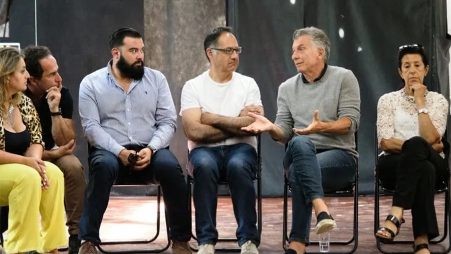 El ex presidente Mauricio Macri hizo su primera aparición pública junto a vecinos y partidarios del PRO en Villa La Angostura. El ex presidente Mauricio Macri hizo su primera aparición pública junto a vecinos y partidarios del PRO en Villa La Angostura.