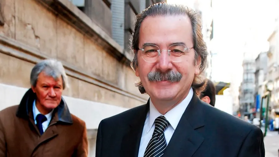 El parte médico señaló que el juez (derecha) sufrió “un traumatismo leve y un corte superficial en el mentón”. El parte médico señaló que el juez (derecha) sufrió “un traumatismo leve y un corte superficial en el mentón”.