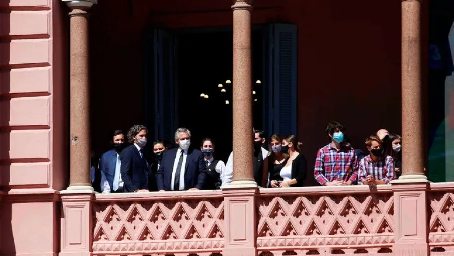 Alberto Fernández observa los incidentes frente a la Casa Rosada durante el velorio de Diego Maradona Alberto Fernández observa los incidentes frente a la Casa Rosada durante el velorio de Diego Maradona