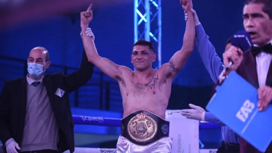 Boxeo: dos rounds le bastaron al entrerriano Marcelo Cóceres para ser campeón Boxeo: dos rounds le bastaron al entrerriano Marcelo Cóceres para ser campeón