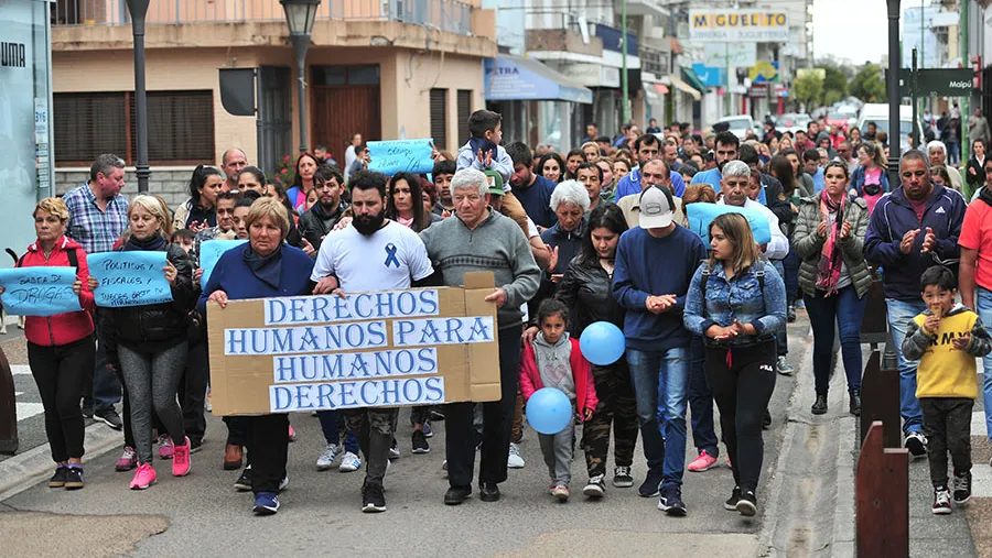 La movilización de ayer pidió por la libertad del sargento de Policía, Mauricio Javier Gómez, imputado de homicidio agravado, por un hecho registrado el miércoles pasado en Gualeguaychú. (Fotografía Gentileza: Ricardo Santellán). La movilización de ayer pidió por la libertad del sargento de Policía, Mauricio Javier Gómez, imputado de homicidio agravado, por un hecho registrado el miércoles pasado en Gualeguaychú. (Fotografía Gentileza: Ricardo Santellán).