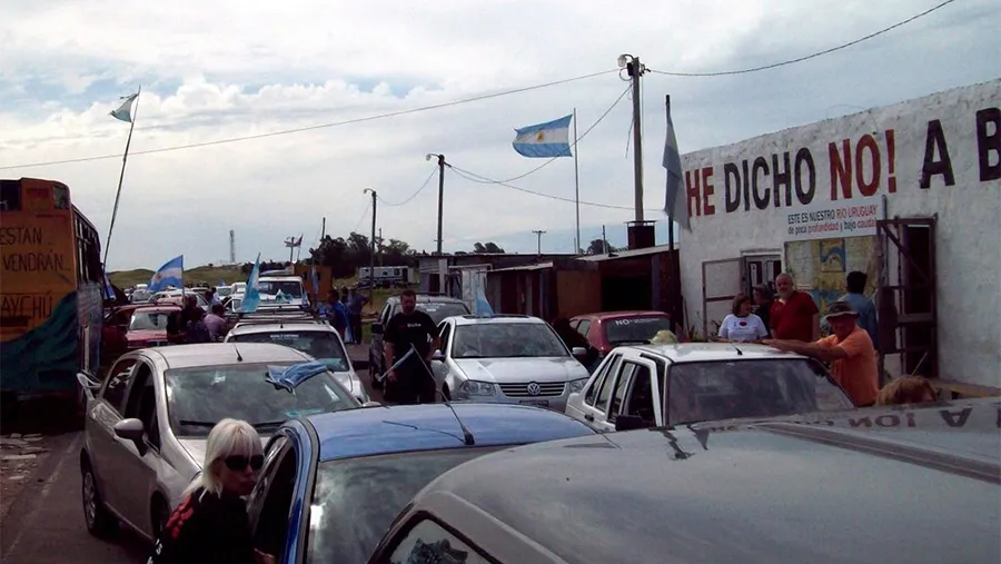 Hoy a las 16 se realizará la 17° marcha en defensa del río Uruguay, cuando se parte en caravana automovilística desde Arroyo Verde hasta el Puente Internacional General San Martín. Hoy a las 16 se realizará la 17° marcha en defensa del río Uruguay, cuando se parte en caravana automovilística desde Arroyo Verde hasta el Puente Internacional General San Martín.