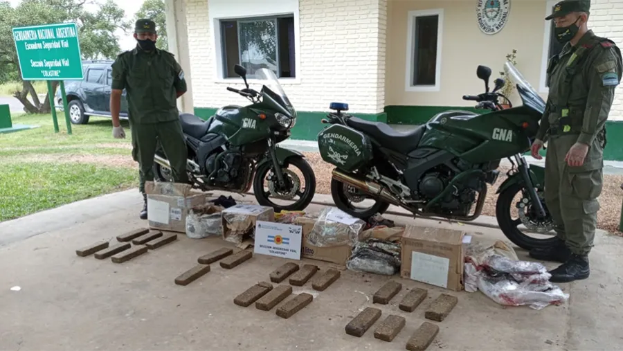 El tamaño y peso de las cajas, alertó a los gendarmes al controlar un camión de envíos sobre Ruta Nacional 168. El hombre fue detenido en Paraná. El tamaño y peso de las cajas, alertó a los gendarmes al controlar un camión de envíos sobre Ruta Nacional 168. El hombre fue detenido en Paraná.