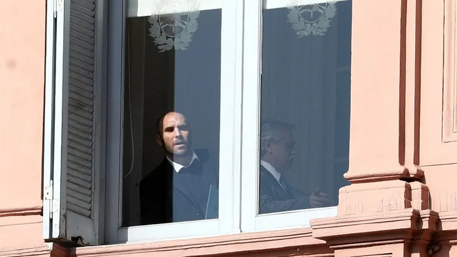Martín Guzmán se asoma desde una ventana de la Casa Rosada, al lado está Alberto Fernández, antes del anuncio por el cambio en Ganancias. Martín Guzmán se asoma desde una ventana de la Casa Rosada, al lado está Alberto Fernández, antes del anuncio por el cambio en Ganancias.